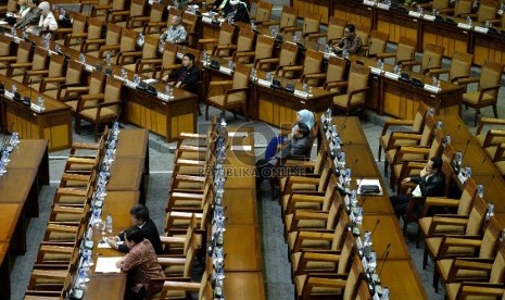 Pengesahan RAPBN p 2015. Anggota DPR RI mengikuti Sidang Paripurna pengesahan RAPBN p 2015 di Komplek Parlemen Senayan, Jakarta, Jumat (13/2).