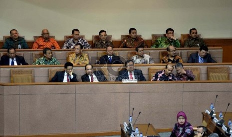 Pengesahan RAPBN p 2015. Menteri Keuangan Bambang Brodjonegoro (kedua dari kanan) mengikuti Sidang Paripurna pengesahan RAPBN p 2015 di Komplek Parlemen Senayan, Jakarta, Jumat (13/2).