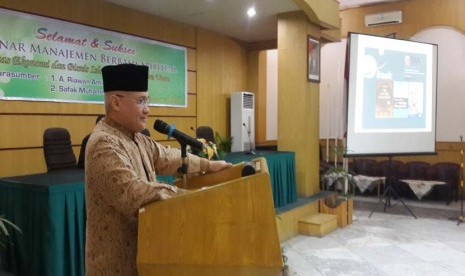 Penggagas Celestial Management A Riawan Amin sedang memberikan pemaparan dalam acara seminar spiritual management di Kampus UIN Sumut, Medan, Sabtu (4/7).