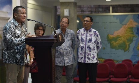 Penggagas Gerakan Antropolog untuk Indonesia yang Berbhineka dan Inklusif Yando Zakaria (kiri) menyampaikan keterangan usai pertemu dengan Presiden Joko Widodo di Kantor Presiden, Jakarta, Senin (16/1). 