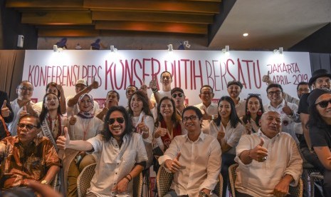 Penggagas Konser Putih Bersatu, Abdeee Negara (kedua kiri), bersama Komposer Addie MS (kedua kanan) dan Pemahat Patung I Nyoman Nuarta (kanan) menghadiri konferensi pers 