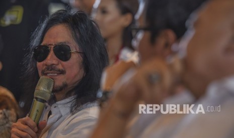 Penggagas Konser Putih Bersatu Abdeee Negara (kiri) memberikan keterangan kepada media jelang Konser Putih Bersatu di Jakarta, Senin (8/4/2019). 