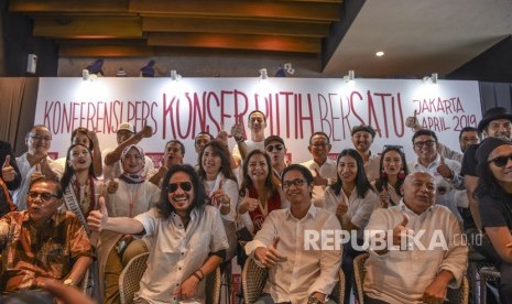 Penggagas Konser Putih Bersatu Komposer Addie MS (tengah) bersama musisi Abdeee Negara (kiri) dan Pemahat Patung I Nyoman Nuarta (kanan) memberikan keterangan kepada media jelang Konser Putih Bersatu di Jakarta, Senin (8/4/2019).