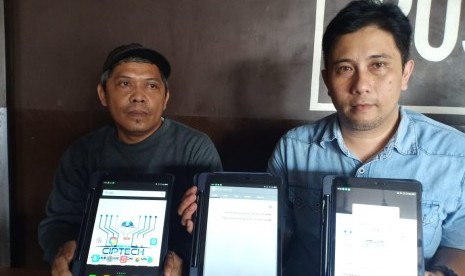 Penggagas sekaligus pembuat e-Sabak Chiptec Smart Learning, Ansarullah Yasin (kanan). Program e-Sabak adalah proses pembelajaran menggunakan tablet.