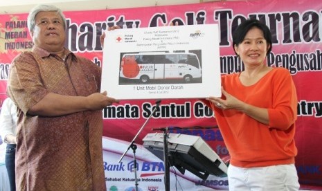 Penggalangan dana mobil donor darah PMI melalui turnamen golf di Sentul, Bogor, Jawa Barat.