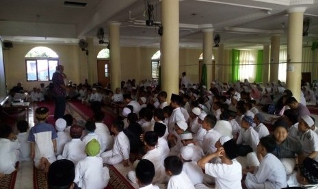 Penggalangan dana yang dilakukan siswa  Sekolah Dasar Islam Tahfiz Alquran (SDITA) El Makmur Bogor