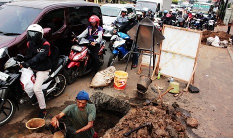 Penggalian jalan guna menanam kabel optik  (ilustrasi)