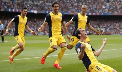 Penggawa Atletico Madrid, Diego Godin (kanan).