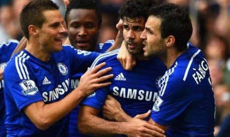 Penggawa Chelsea mengerubungi Diego Costa usai membobol gawang Arsenal.