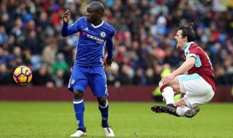 Penggawa Chelsea, N'Golo Kante terlibat insiden pelanggaran dengan pemain Burnley, Joey Barton, Ahad (12/2) malam WIB. Chelsea ditahan imbang Burnley pada laga lanjutan pekan ke-25 Liga Primer.