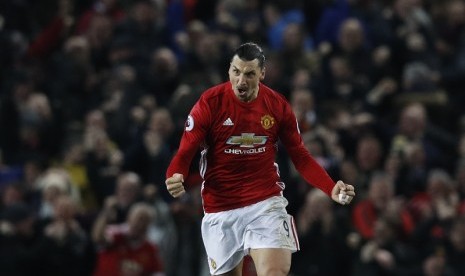 Penggawa MU Ibrahimovic berselebrasi setelah melesakkan gol ke gawang Liverpool. 