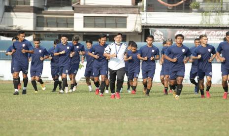 Penggawa Persis Solo sedang latihan.