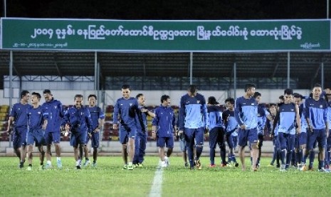  Penggawa timnas Indonesia U-19 latihan di Stadion Naypyitaw Football Club, Senin (13/10).