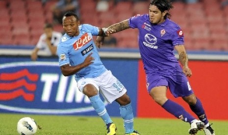 Penggawa timnas Napoli, Juan Camilo Zuniga (kiri).