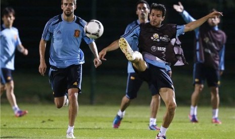  Penggawa timnas Spanyol, Gerard Pique (dua kiri) bersama Cesc Fabregas (dua kanan), menggelas sesi latihan di Kirscha, Donetsk, Selasa (26/6), jelang laga semifinal lawan Portugal. 