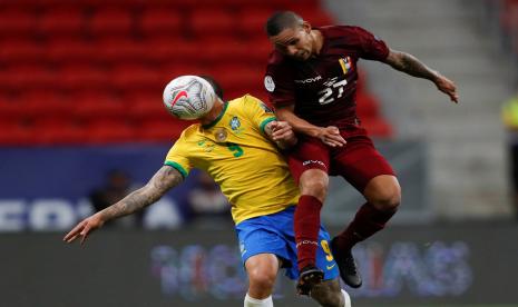 Penggawa Venezuela Yohan Cumana (kanan) beraksi ketika timnya menghadapi Brasil pada laga pembuka Copa America, di Brasilia, Senin (14/6).