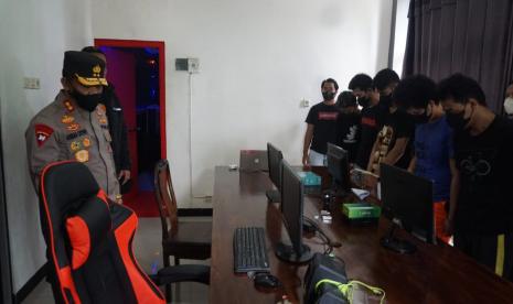 Penggebrekan judi online di di Desa/Kecamatan Bojongsari, Kabupaten Purbalingga oleh Ditreskrimum Polda Jateng bersama Polres Purbalingga, Sabtu (20/8/22). 