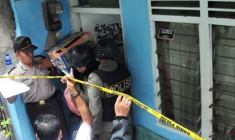 Penggeledahan yang dilakukan jajaran Polri di kediaman terduga anggota teroris di Palmerah, Jakarta Barat.