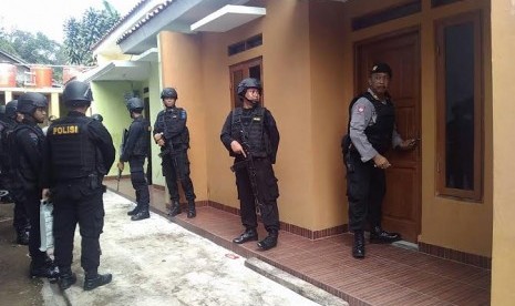 Densus melakukan penggeledahan kediaman terduga teroris.