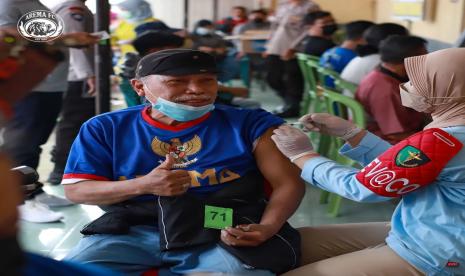 Penggemar Arema FC atau biasa dikenal dengan Aremania mengikuti kegiatan vaksinasi booster guna memenuhi persyaratan menonton pertandingan uji coba Arema FC lawan PSIS Semarang yang dijadwalkan di Stadion Kanjuruhan, Kabupaten Malang, Ahad (22/5/2022). 