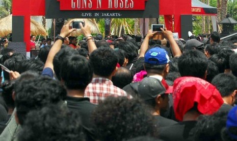 Penggemar band Guns N' Roses antre untuk dapat menyaksikan aksi band Guns N' Roses di Mata Elang International Stadium (MEIS), Ancol, Jakarta, Ahad (16/12).