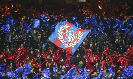 Para penggemar Crystal Palace melambaikan tangan sebelum dimulainya pertandingan sepak bola Liga Primier Inggris antara Crystal Palace dan Norwich City di Selhurst Park, Selasa (28/12). Crystal Palace unggul 3-0 di laga itu.