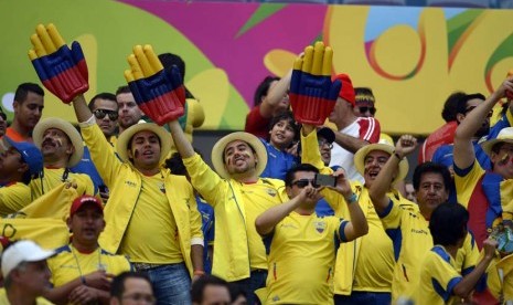 Penggemar Ekuador ang bersorak sebelum Piala Dunia FIFA 2014 grup E babak penyisihan pertandingan antara Swiss dan Ekuador di Estadio Nacional di Brasilia, Brazil, Minggu (15/6). (EPA/Shawn Thew).