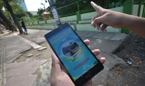 Penggemar gim berburu pokemon di layar androidnya (ilustrasi) 