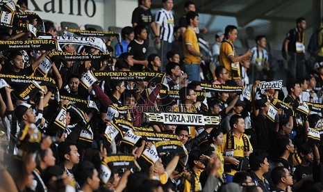 Penggemar klub sepakbola Italia Juventus menyaksikan sesi latihan jelang tur Juventus ke Asia-Pasific di Stadion Gelora Bung Karno, Selasa (5/8). 