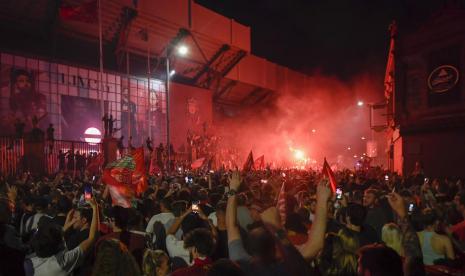 Penggemar Liverpool merayakan gelar klub kesayangan mereka menjuarai Liga Primer Inggris musim 2019/2020.