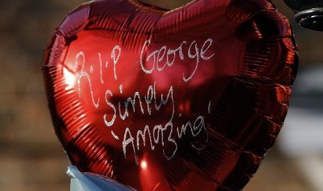 Penggemar membawa balon tanda simpati atas kematian George Michael di depan kediamannya di London, Inggris.