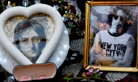 Penggemar mengenang musisi John Lennon. Lagu Imagine yang dirilis Lennon pada 50 tahun lalu sempat diputar di pembukaan Olimpiade Tokyo, Jepang