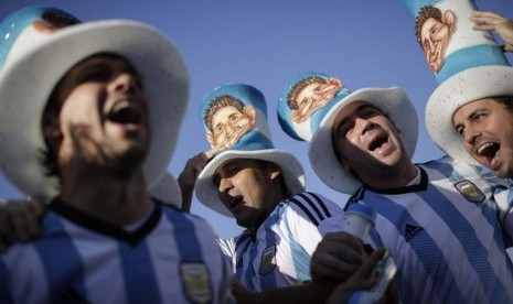 Penggemar sepak bola Argentina bersorak di luar Stadion Maracana saat mereka tiba dengan kelompok F Piala Dunia pertandingan sepak bola antara Argentina dan Bosnia di Rio de Janeiro, Brasil, Minggu, Minggu (15/6).   (AP Photo / Felipe Dana)