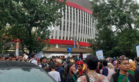 Penggembira sudah memadati pintu masuk Stadion Manahan Gate 1, Sabtu (19/11/2022).