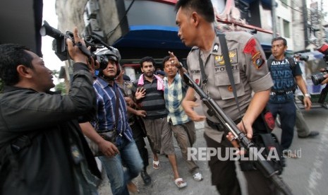 Penggerebekan Judi dan Narkoba di Kampung Kubur, Medan, Sumatra Utara, beberapa waktu lalu