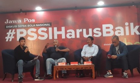 Penggiat sepak bola Bambang Suryo (kedua kiri), perwakilan Komote Wasit Purwanto (kedua kanan), dan Manajer Madura United Haruna Soemitro (kanan), saat menggelar diskusi sepak bola nasional bertema #PSSIHarusBaik di Graha Pena Surabaya, Senin (17/12).