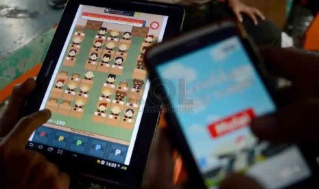 Pengguna android memainkan game 