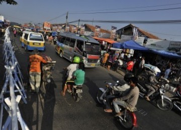 Pengguna jalan memadati jalur alternatif mudik di depan pasar Ciborelang, Jatiwangi, Jawa Barat, Rabu (24/8). 