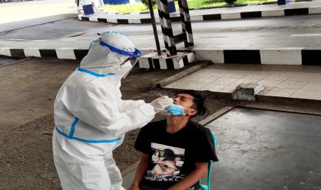 Pengguna jalan yang melintas di Jalur Gentong, Kabupaten Tasikmalaya, menjalani rapid test antigen di UPPKB Gentong, Jumat (25/12). 