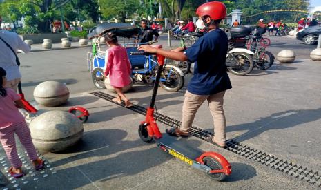 Pengguna jasa penyewaan otoped di kawasan Malioboro.