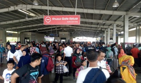 Pengguna Keluhkan KRL Arah Palmerah Tidak Beroperasi Karena Ada Pelantikan Presiden dan Wakil Presiden. Akibatnya penumpang membludak di Stasiun Kebayoran, Jakarta Selatan, Ahad (20/10). 