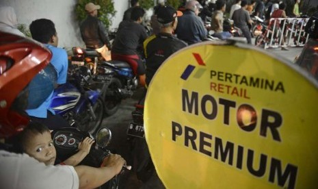 Pengguna kendaraan bermotor antre untuk membeli premium di salah satu SPBU di Jakarta Pusat, sebelum kenaikan harga BBM bersubsidi, Senin (17/11). 