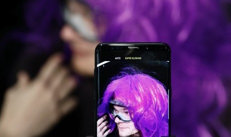 Pengguna Samsung S9 mengambil video dengan smartphone-nya.