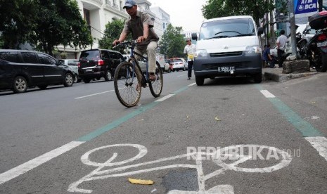 Pengguna sepeda melintasi salah satu jalur sepeda di Jakarta.