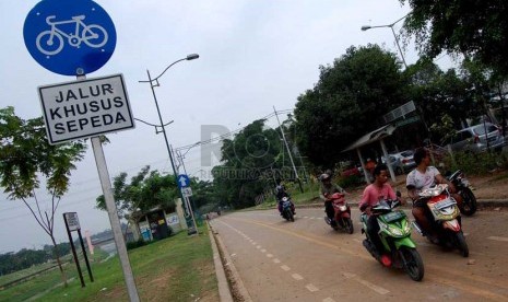 Pengguna sepeda motor melintas di jalur sepeda Jalan Basuki Rahmat, Jakarta Timur, Rabu (5/3).    (foto : Raisan Al Farisi)