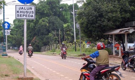 Pengguna sepeda motor melintas di jalur sepeda Jalan Basuki Rahmat, Jakarta Timur, Rabu (5/3).    (foto : Raisan Al Farisi)