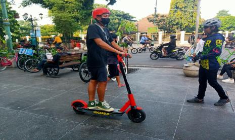 Pengguna skuter listrik di kawasan Malioboro Yogyakarta. epala Satpol PP DIY, Noviar Rahmad meminta agar seluruh pihak terlibat turut melakukan pengawasan terhadap skuter listrik yang beroperasi di Malioboro.