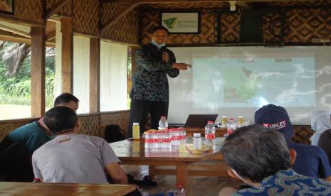 Penggunaan bahan tanaman sebagai obat herbal telah banyak dilakukan oleh masyarakat sejak dahulu kala. Tradisi menggunakan tanaman sebagai obat herbal juga telah dituliskan pada naskah – naskah kuno dan dalam buku Formularium Ramuan Etnomedisin Obat Asli Indonesia yang diterbitkan berseri sebanyak 3 volume oleh BPOM.