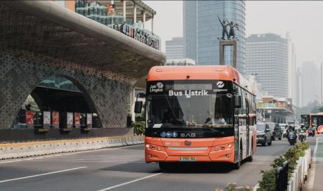 Penggunaan bus listrik untuk mengurangi emisi karbon (ilustrasi).