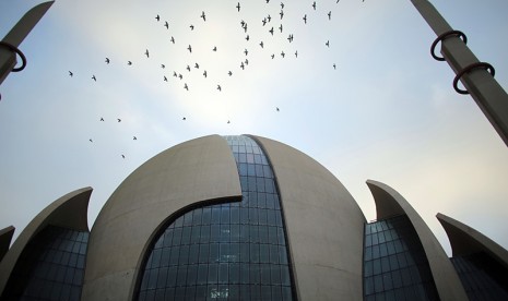  Penggunaan desain yang lebih modern ini, juga dilandaskan pada keinginan mayoritas masyarakat non-Muslim Cologne yang menghendaki agar bangunan masjid yang akan didirikan di kota tersebut tidak seperti bangunan masjid pada umumnya yang mengadopsi gaya arsitektur tradisional.